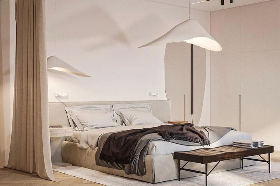 Una camera da letto con un letto e un tavolo con sopra una lampada.