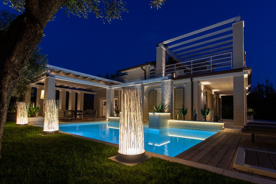 5 consigli per illuminare il bordo piscina con le giuste lampade decorative