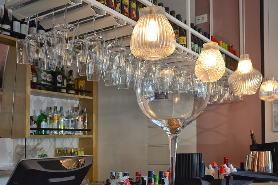 Decorative lighting for restaurants: 11 steps to follow. Guide guests with light