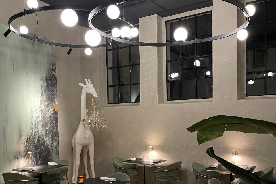 Decorative lighting for restaurants: 11 steps to follow. Use colors sparingly