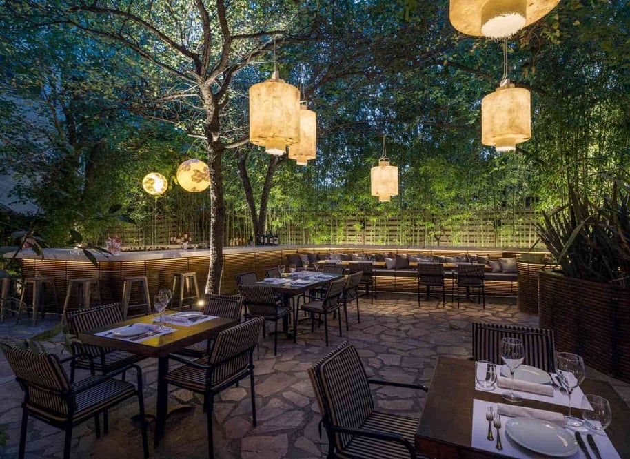 Illuminare il tavolo di un ristorante: tipi di lampade e performance differenti