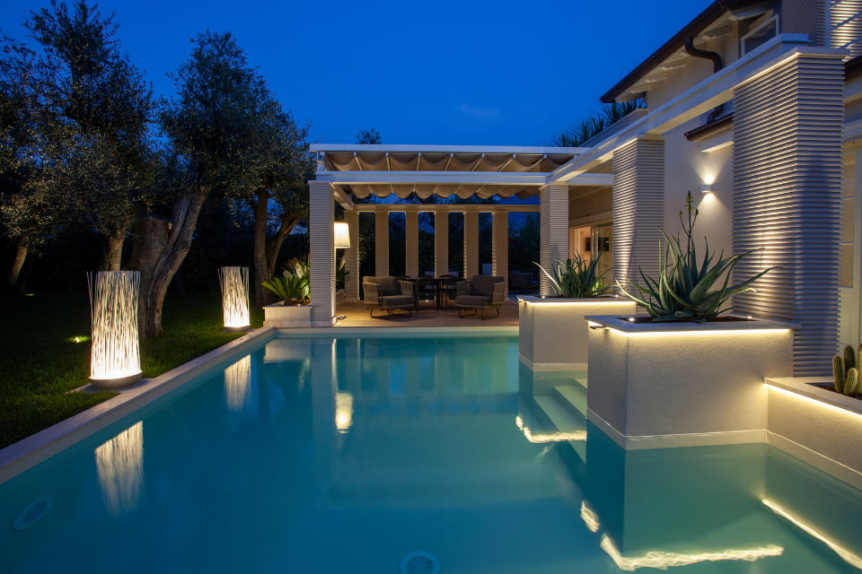 Karman lamps to illuminate the poolside: Don't Touch