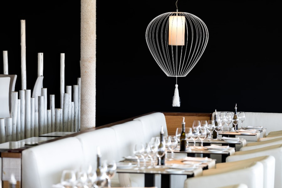 Illuminazione decorativa per ristoranti: 11 step da seguire. Sfrutta al meglio la luce naturale 