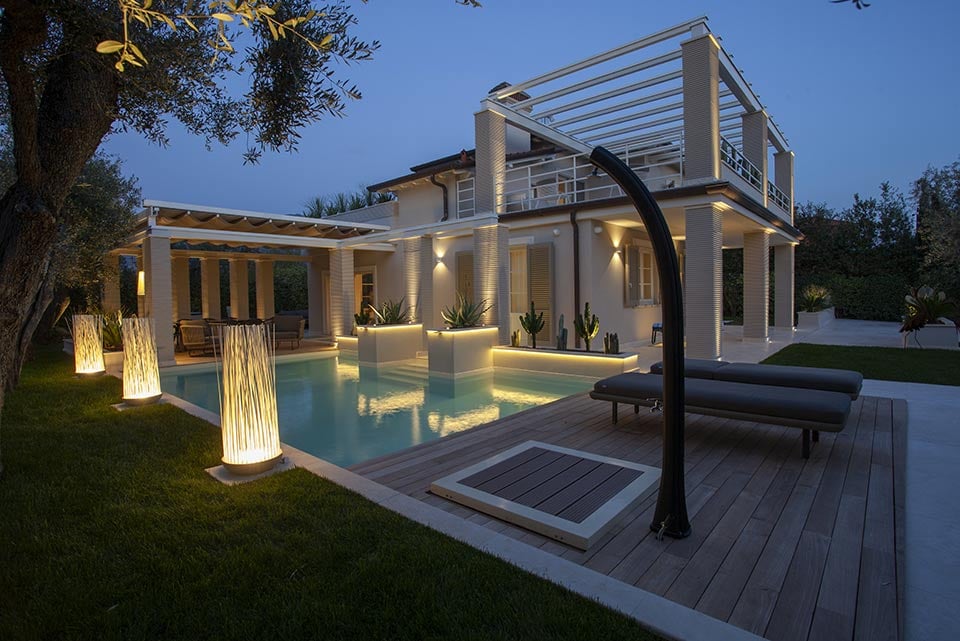 Lighting for villas: this is the Villa Simona project Don't Touch