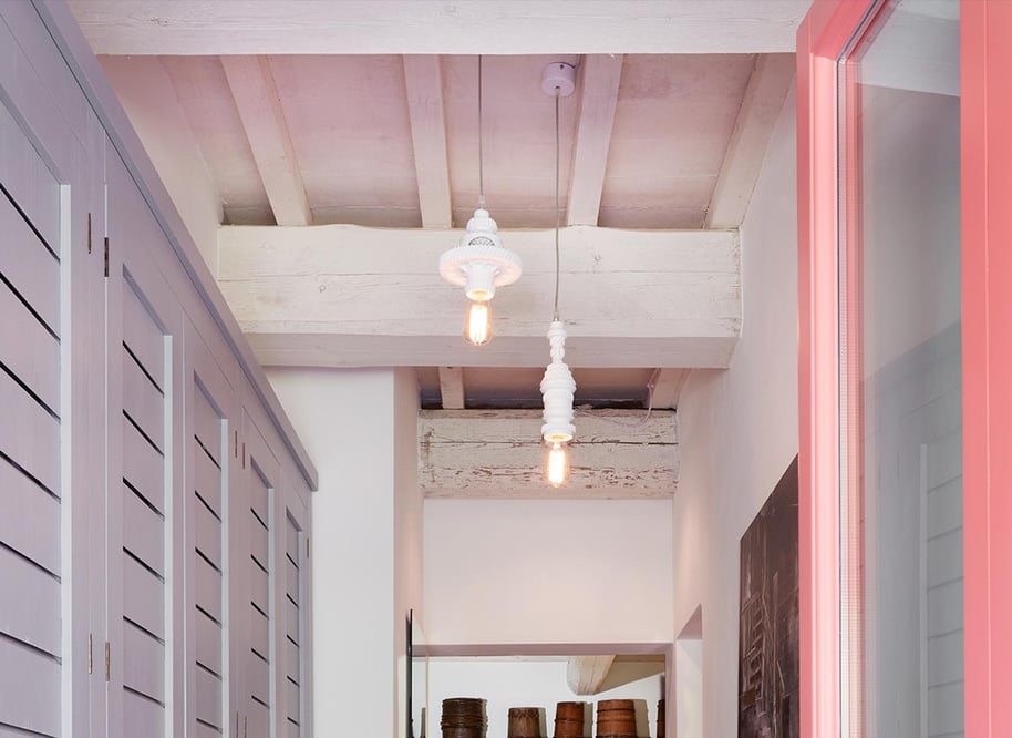 karman-lamps-illuminate-entrance-mek