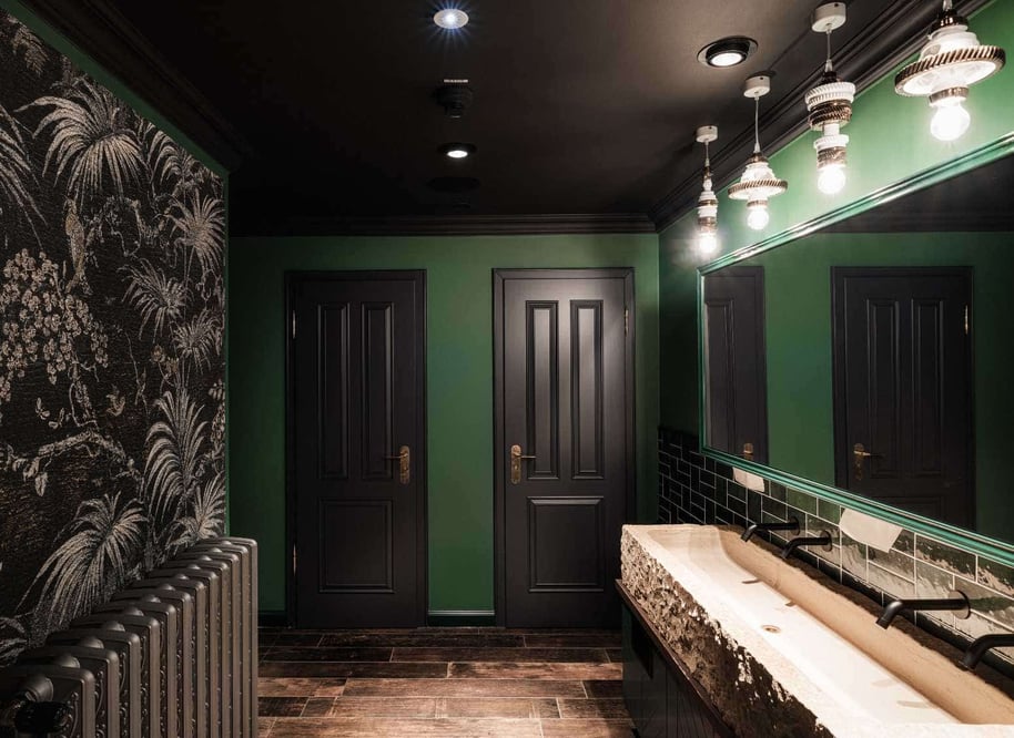 Small and blind bathroom lighting: tips and mistakes to avoid