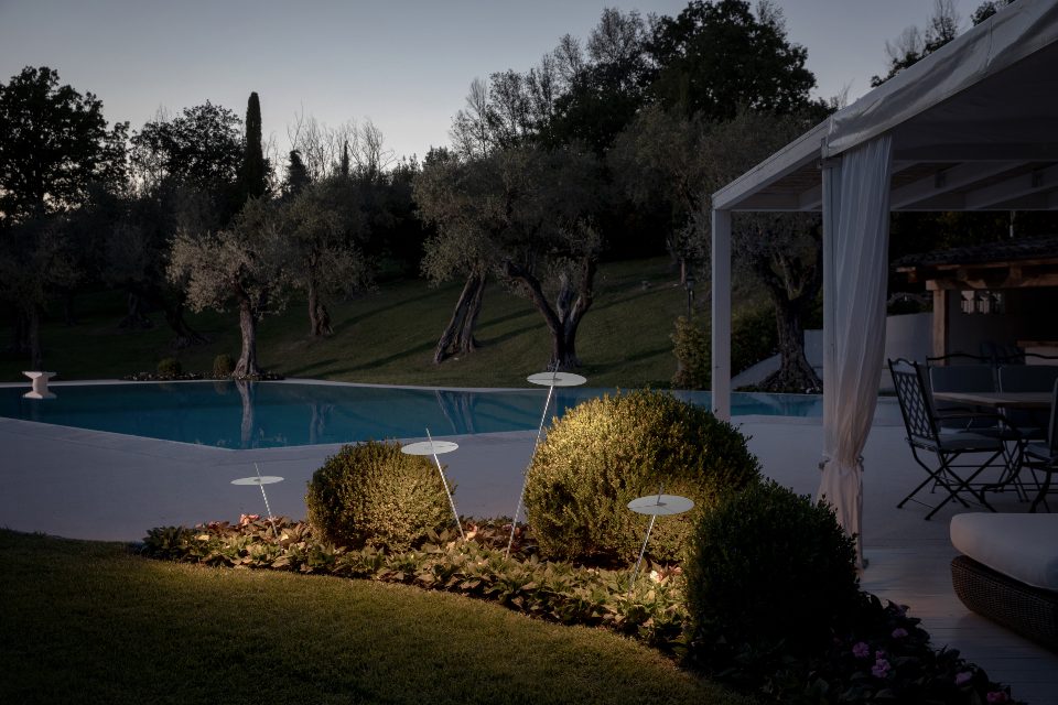 5 consigli per illuminare il bordo piscina con le giuste lampade decorative